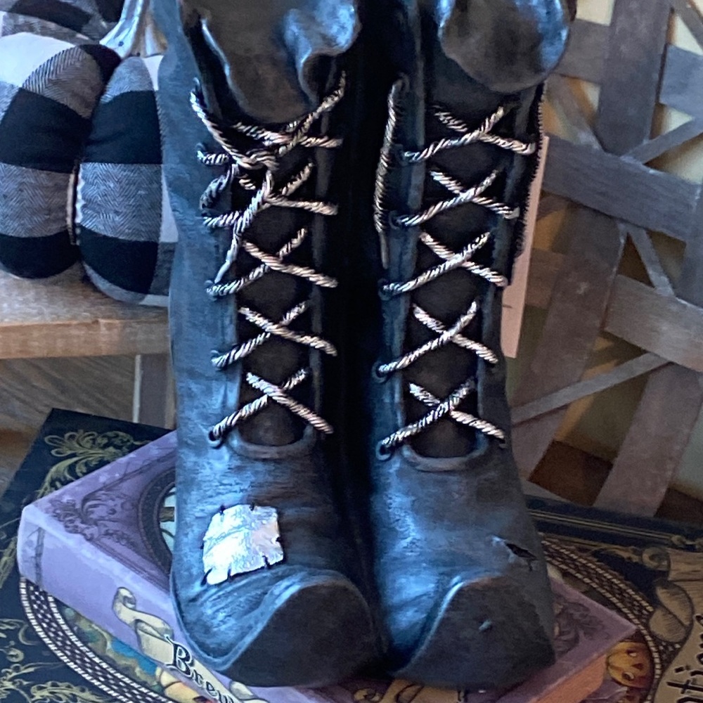 NEW! LIGHTED Halloween Vintage Inspired Ceramic Gothic Salem Witch Boots - Picture 8 of 15